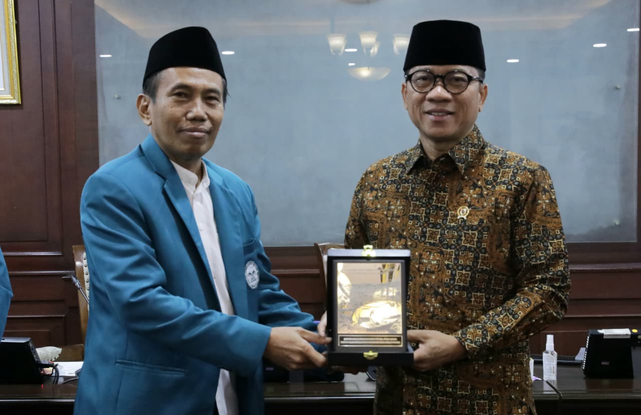 Menteri Desa Yandri Susanto saat menerima audiensi DPP LPQQ Indonesia di Kantor Kemendes PDT, Selasa (19/8). (Foto: Didi/Kemendes)