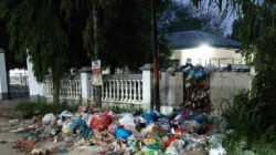 Sepekan Lebih Tak Diangkut, Tumpukan Sampah Keluarkan Aroma Busuk. Warga Jalan Kancil Ancam Pindahkan Sampah Ke Rumah Dinas Bupati